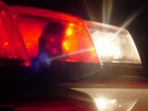 Homens invadem residência, fazem moradores reféns e roubam carro da família