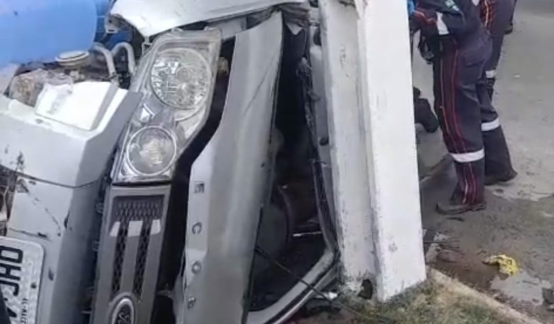 Carro capota no município de Rio Largo; Vítima ficou presa às ferragens