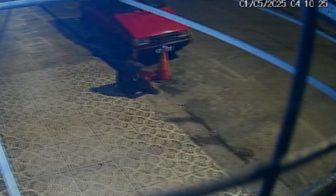 [Vídeo] Criminoso é flagrado furtando placas de veículos no bairro do Jacintinho
