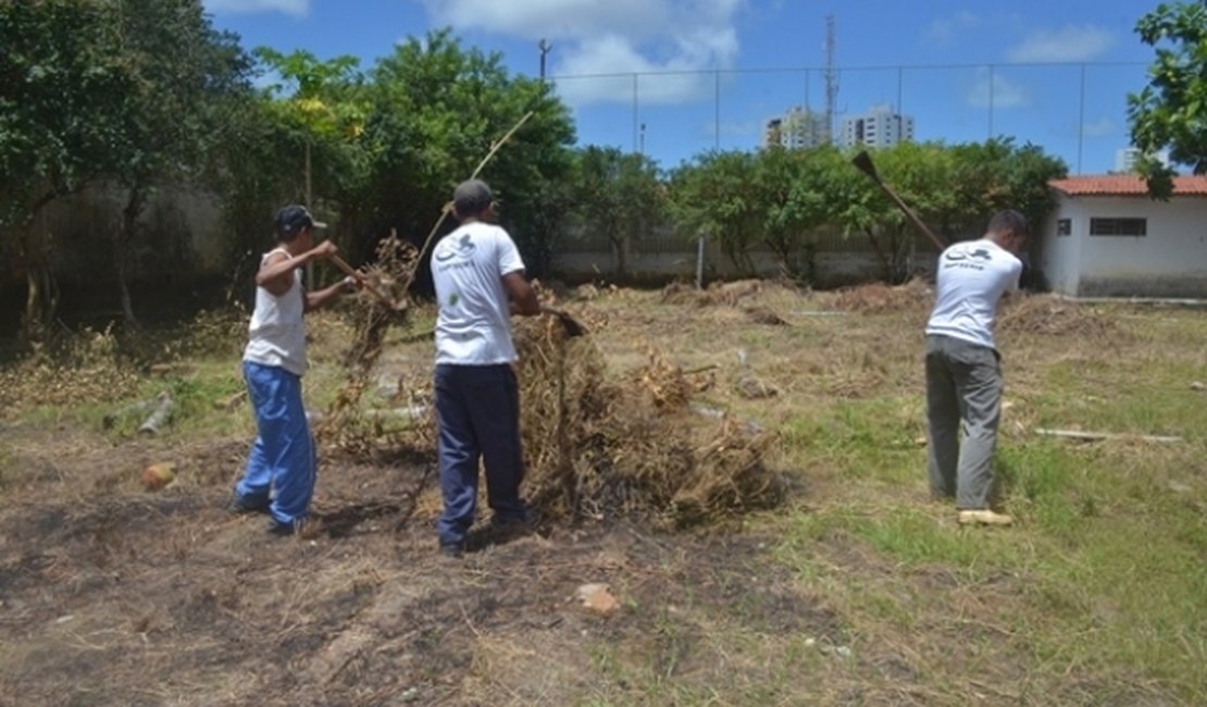 Trabalho de reeducandos preserva área verde de Hospital