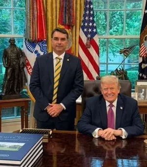 Flávio Bolsonaro se reúne com Donald Trump na Casa Branca; veja fotos