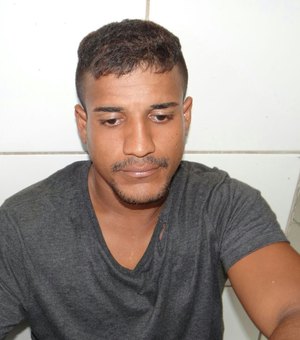 Homem que usava simulacro de arma para cometer assaltos é roubado na Ponta Verde 