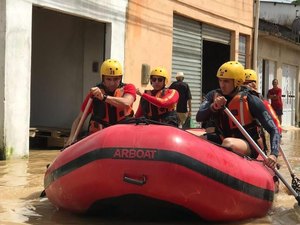 Policial de folga age heroicamente para salvar pessoas da cheia em Jacuípe