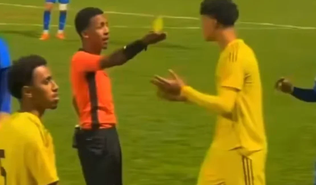 Filho de Cristiano Ronaldo gera confusão em campo e recebe cartão