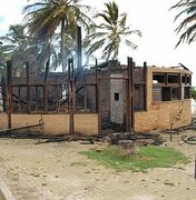 Barraca de praia pega fogo na orla de Ponta Verde
