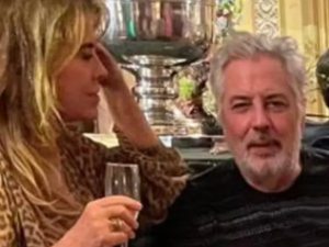 Viúvo de Rita Lee posta foto em Paris com ex-esposa de Fernando Collor