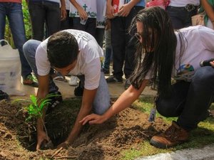 Estudantes plantam mudas nativas no Bosque das Arapiracas