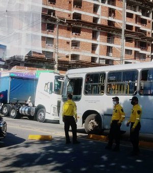 Carreta quebra e interdita trecho da Avenida Álvaro Otacílio, na Jatiúca