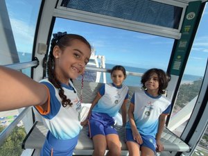 Estudantes de escola municipal participam de dia de lazer na roda-gigante