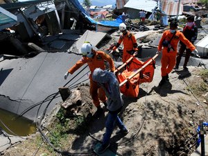 Indonésia enterra mortos em valas comuns e pede ajuda internacional