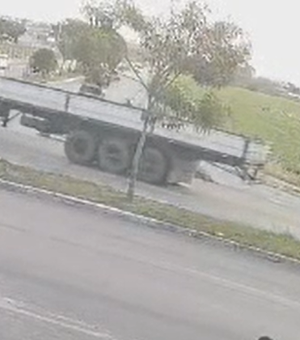 Motociclista morre ao ser atropelado por carro e carreta no Benedito Bentes