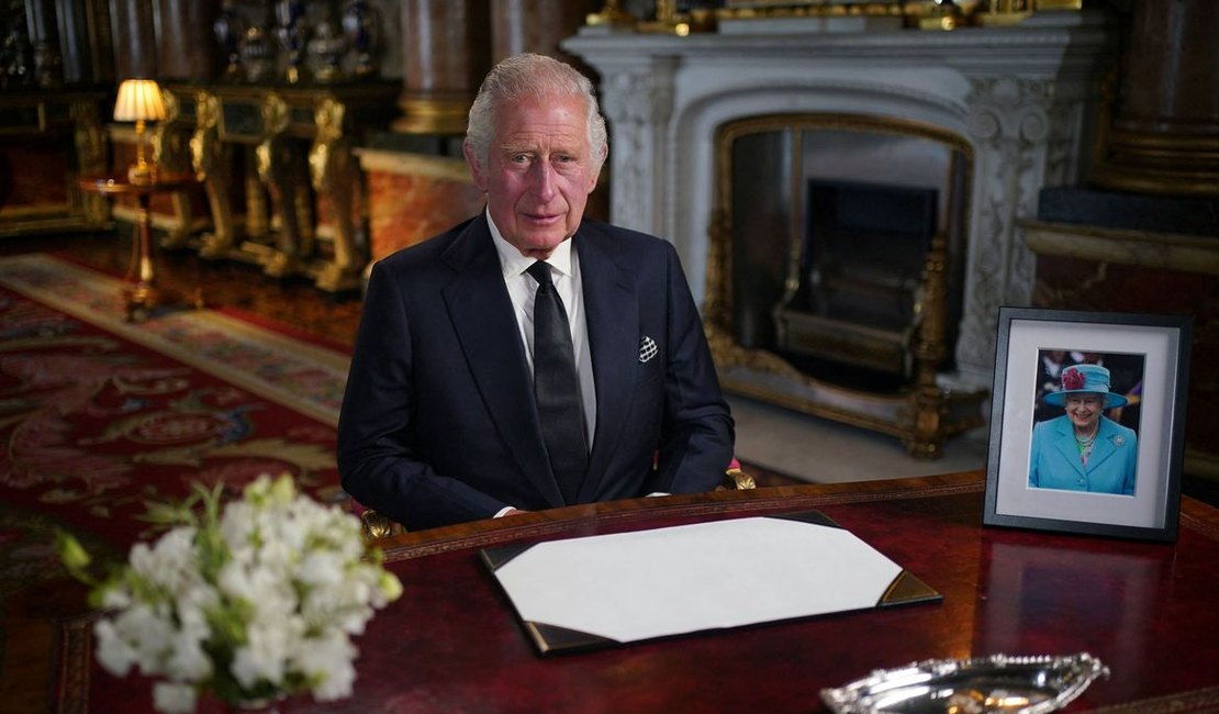 Em primeiro discurso como rei, Charles homenageia mãe, elogia Camilla, William e expressa “amor a Harry e Meghan”