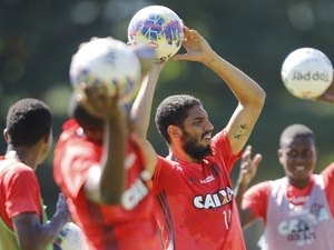 Wallace deixa concentração e comunica que não atuará mais pelo Flamengo