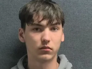 Homem abre fogo após encontrar jovem pelado no quarto da filha de 13 anos