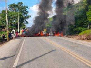 [Vídeo] Moradores bloqueiam rodovia AL-101 Norte na Barra de Santo Antônio