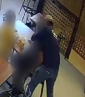 [Vídeo] Homem ataca policial com mata-leão, rouba arma e é preso em Marechal