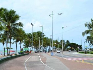 Pedestres são atropelados por motociclista na orla da Ponta Verde, em Maceió