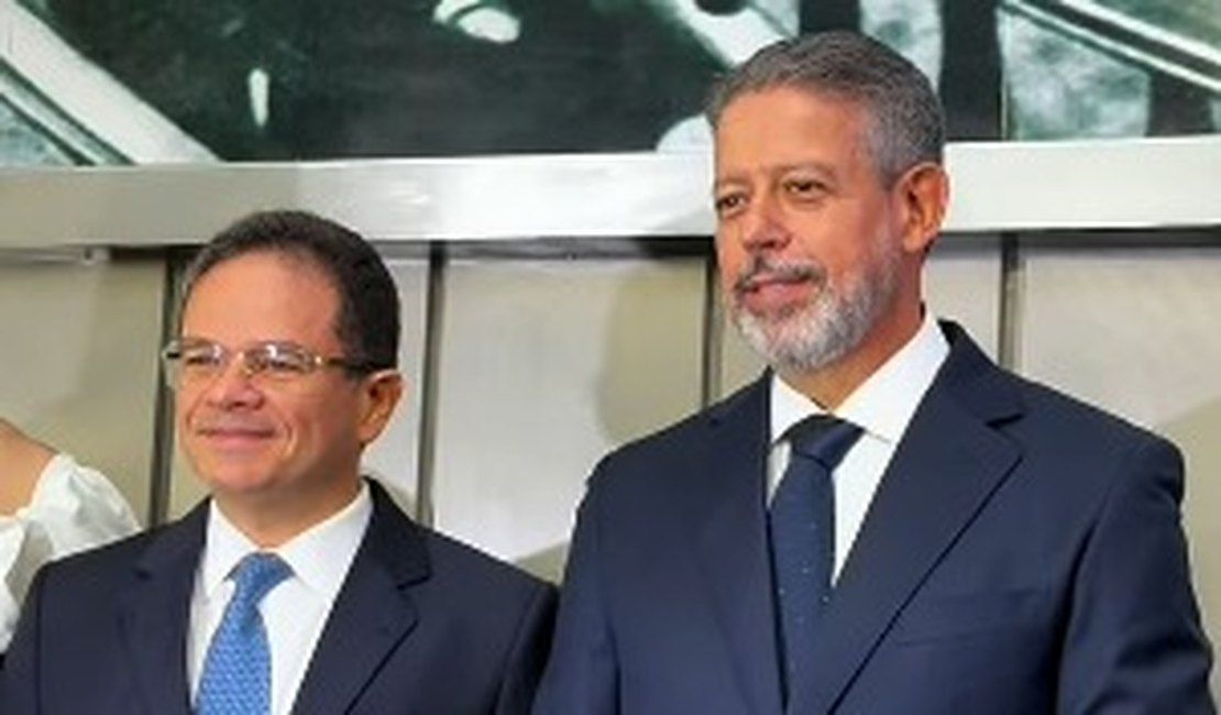 Lira e Marcelo Victor trocam afagos durante entrega de comenda na Assembleia Legislativa