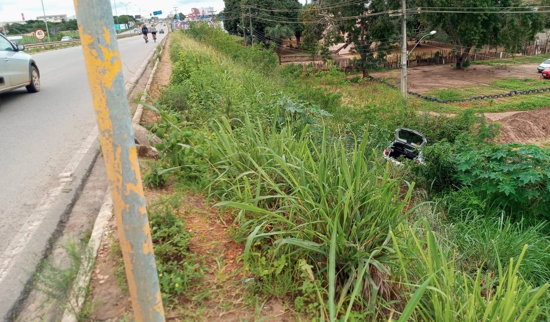 [Vídeo] Motorista tenta desviar de moto e acaba caindo em barranco na AL-220