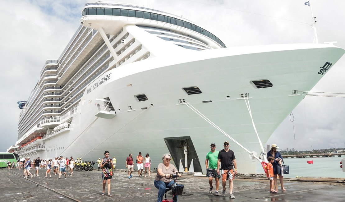 Maior navio da temporada desembarca em Maceió
