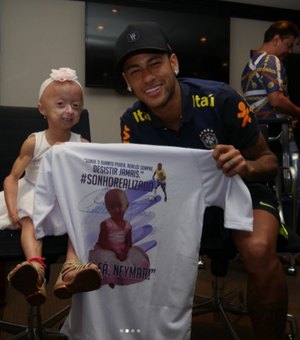 Neymar recebe visita de menina com doença rara e realiza o sonho da fã