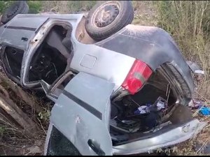 Carro capota na AL-220 em Delmiro Gouveia e deixa três feridos, incluindo uma criança﻿﻿