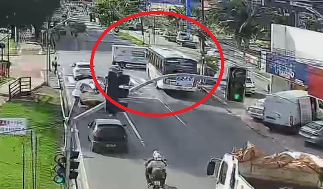 Câmeras flagram capotamento de ambulância que transportava grávida na Av. Fernandes Lima