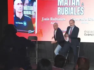 Ex-presidente da Federação Espanhola é atacado com ovos pelo tio; entenda