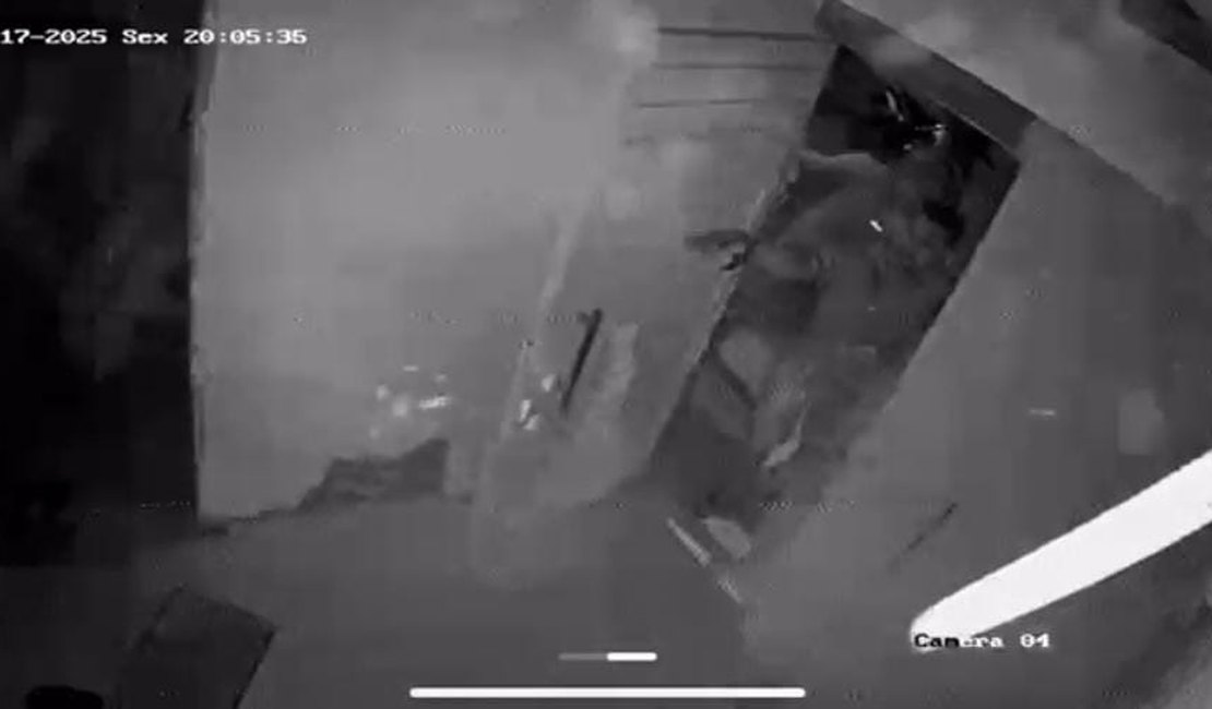 [Vídeo] Homem é baleado dentro de casa no Jacintinho; suspeitos estão foragidos