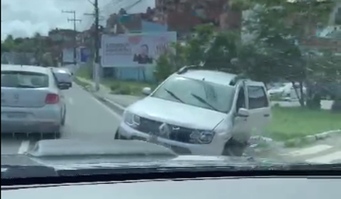 [Vídeo] Acidente entre carros deixa trânsito lento na ladeira do Extra