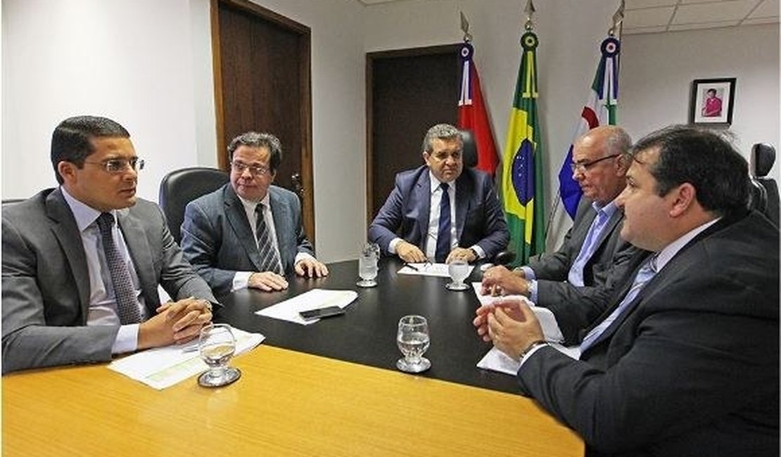 Governo discute aumento salarial de servidores com Tribunal de Justiça