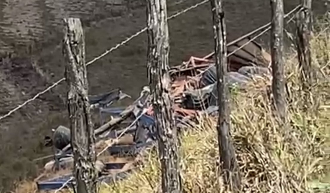 Motorista de caminhão morre após cair de ribanceira no município de Rio Largo