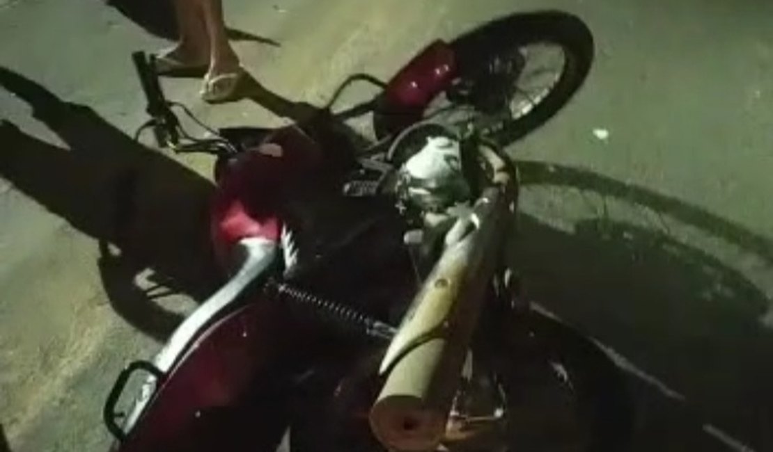 Motociclista fica ferido após colidir em carroça de burro em frente a motel em Palmeira