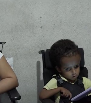 [Vídeo] Mulher cadeirante precisa de ajuda para ter maior mobilidade em casa e poder cuidar dos filhos