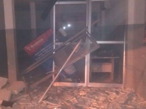 [Vídeo] Esquadrão antibomba encontra artefato intacto em agência bancária