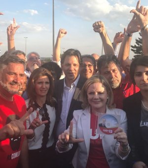 PT registra candidatura de Lula a presidente com ato em frente ao TSE