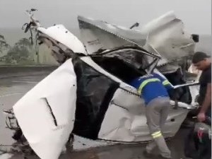 [VÍDEO] Colisão na BR-101 deixa uma pessoa presa nas ferragens e carro partido ao meio