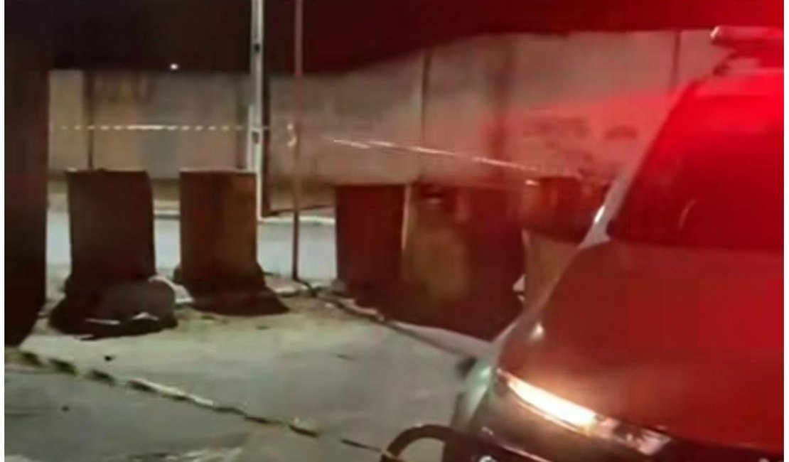 Passageiro de moto é morto a tiros após ser perseguido por carro no bairro Farol, em Maceió