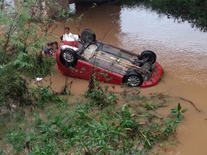 Motorista embriagado cai com carro dentro de rio em Branquinha 