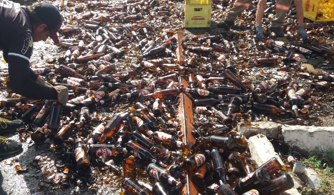 Grades de cervejas caem de caminhão no mercado público de Delmiro Gouveia