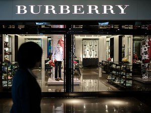 Marca de luxo queima roupas, perfumes e acessórios no valor de R$ 141 milhões