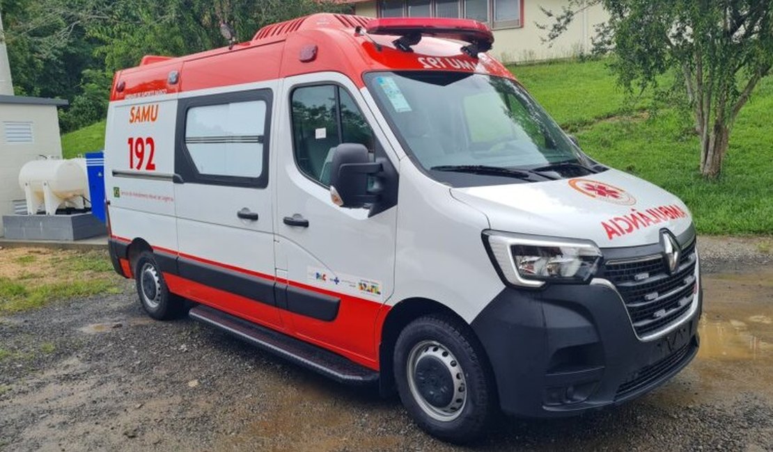 Homem fica ferido em colisão entre van e moto em Delmiro Gouveia