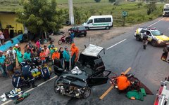 Vítima fica presa às ferragens após colisão frontal entre veículos no Sertão