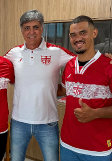 Torcedores agredidos após clássico recebem camisa do CRB e visitam CT Ninho do Galo