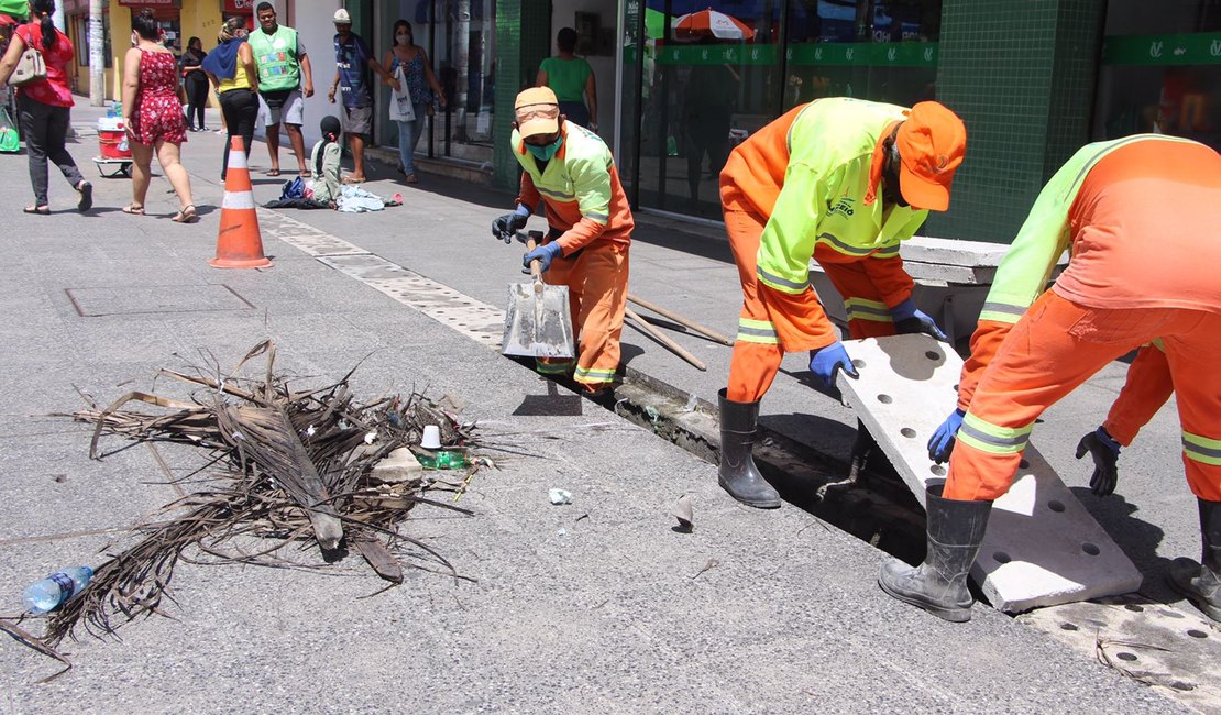 Prefeitura faz limpeza e repõe placas de galerias no calçadão do Centro