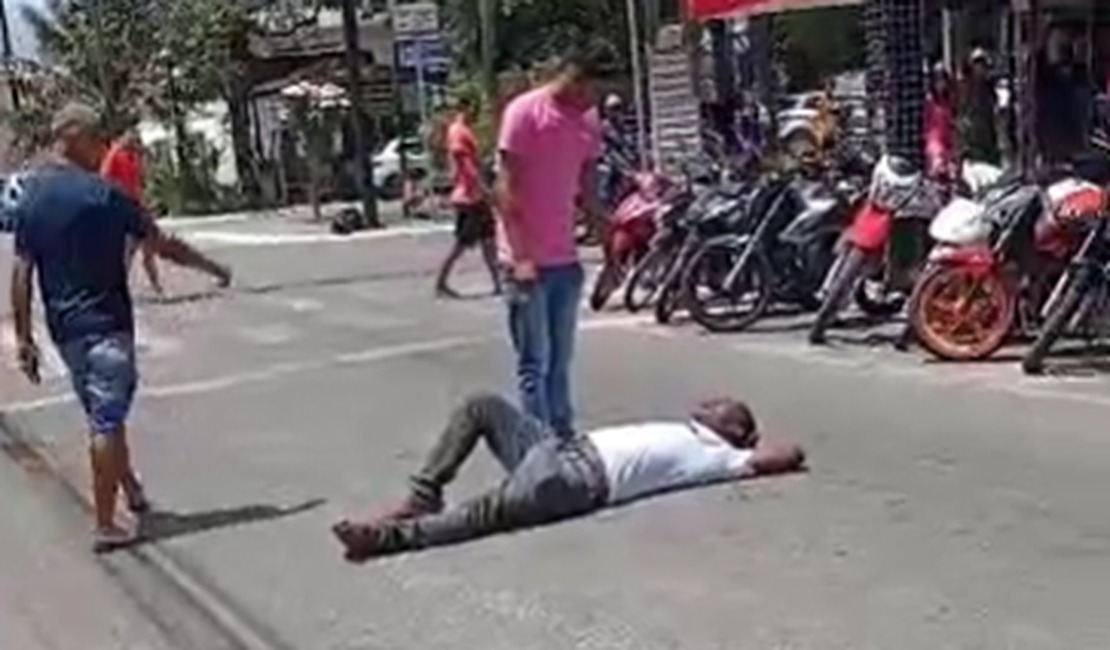 Homem deita no asfalto em rua do Centro de Arapiraca para protestar