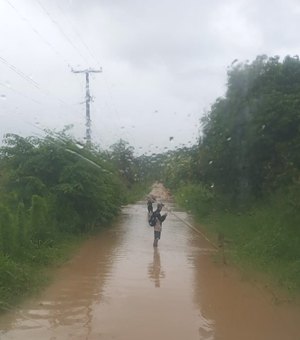 Chuva alaga estradas da zona rural de Maragogi