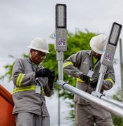 Avenidas, ruas e praças do bairro do Poço recebem 300 luminárias de LED