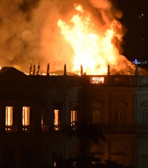 Após mais de 6h, bombeiros controlam incêndio no Museu Nacional no Rio