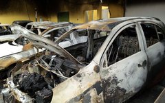Incêndio destruiu mais de dez carros